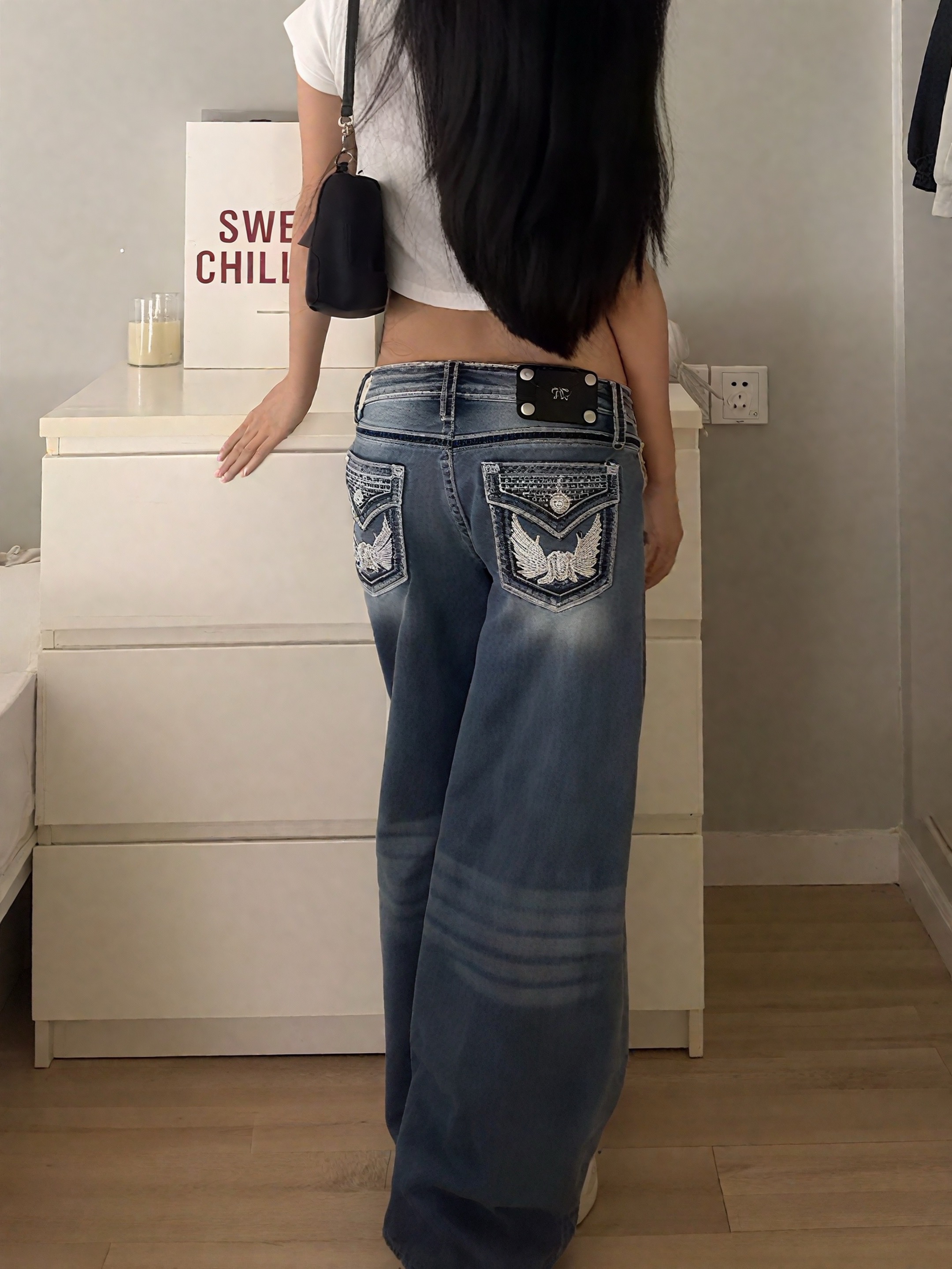 LOW-RISE BAGGY JEANS